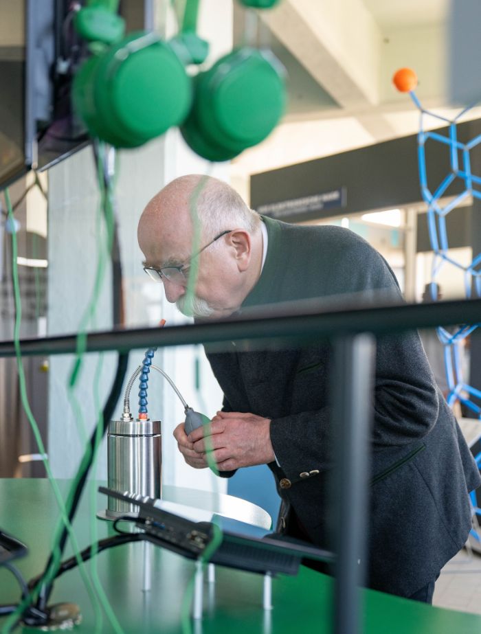 Die Zukunft des Riechens 4 Prof. Thomas Hummel (Führender Riechwissenschaftler, Universitätsklinikum Dresden) an einem Exponat der interaktiven Wissenschaftsausstellung „Die Zukunft des Riechens – von der Nase zu riechenden Maschinen“.