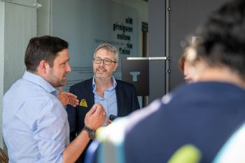 Die Zukunft des Riechens 2 Projektleiter und Kurator Paul Bauer (Interaktive Medien GbR Potsdam) und Prof. Gianaurelio Cuniberti (Technische Universität Dresden) in der interaktiven Wissenschaftsausstellung „Die Zukunft des Riechens – von der Nase zu riechenden Maschinen“