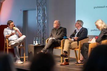 Die Zukunft des Riechens 3 Projektleiter und Kurator Paul Bauer, Prof. Cuniberti (TU Dresden) und Prof. Hummel (UKD) beim Panel-Talk in der interaktiven Wissenschaftsausstellung „Die Zukunft des Riechens“ von Interaktive Medien